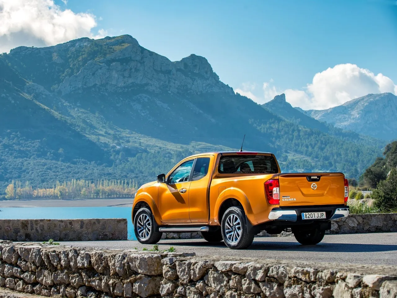 Nissan NP300 Navara (2016) – zadní tříčtvrteční pohled