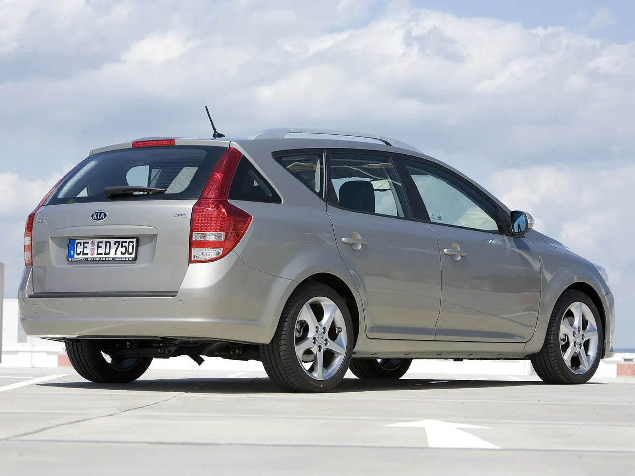 Kia Ceed SW (2010) – zadní tříčtvrteční pohled