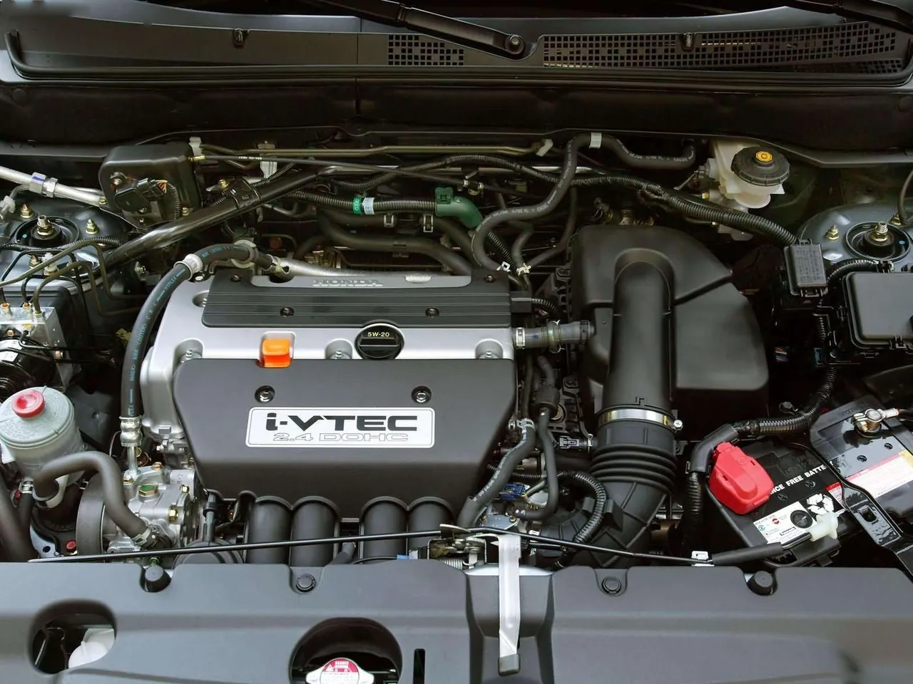 Honda CRV SE (2005) – motorový prostor