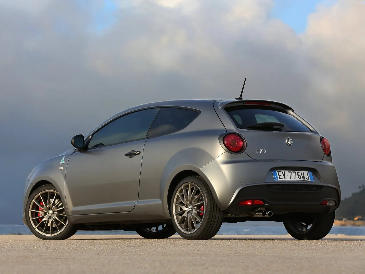 Alfa Romeo MiTo Quadrifoglio Verde (2014) – zadní tříčtvrteční pohled