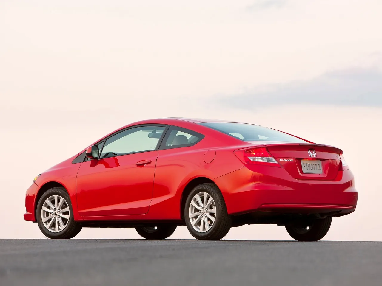 Honda Civic Coupe (2012) – zadní tříčtvrteční pohled