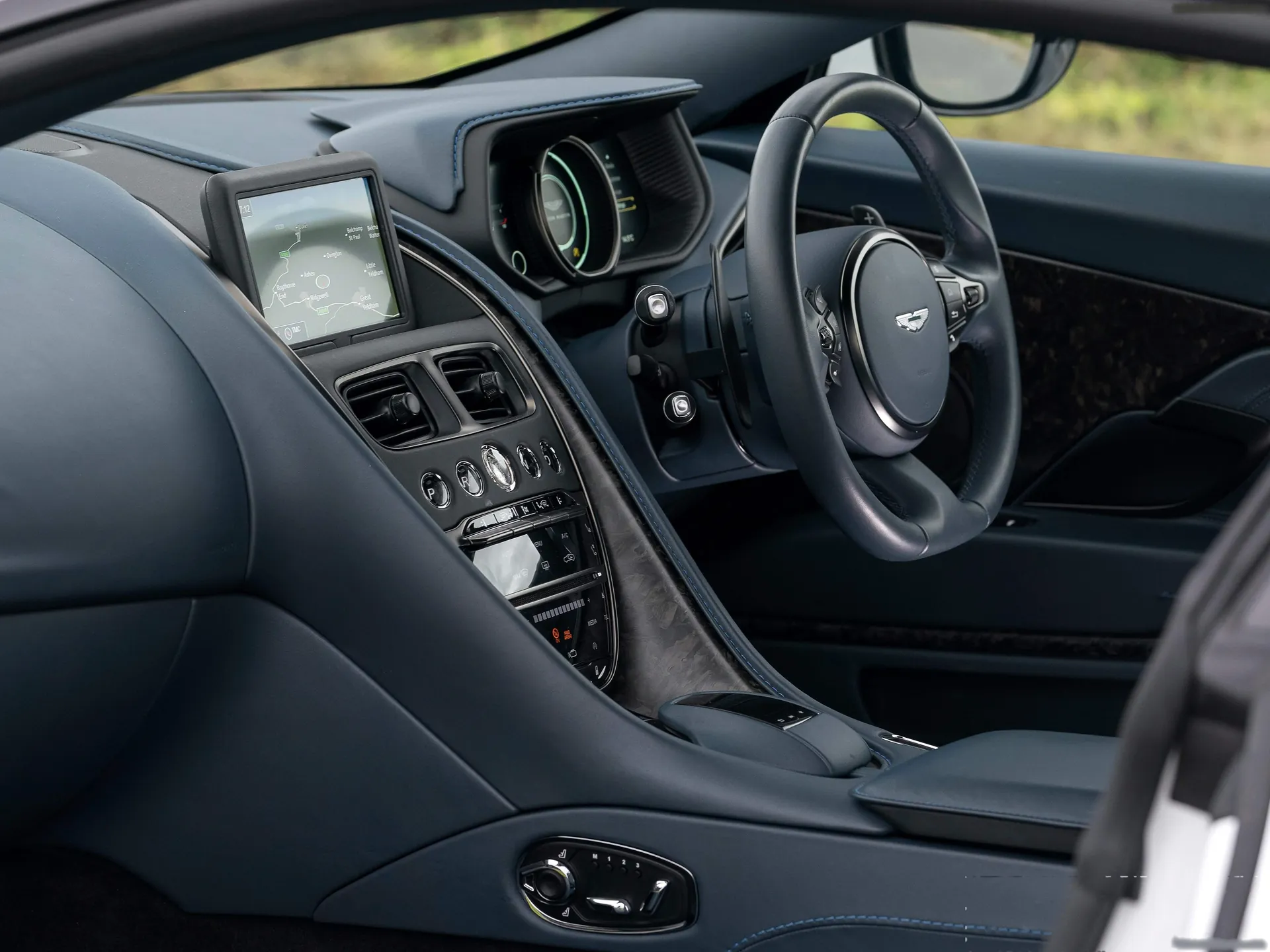 Aston Martin DB11 V8 (2018) - Interior