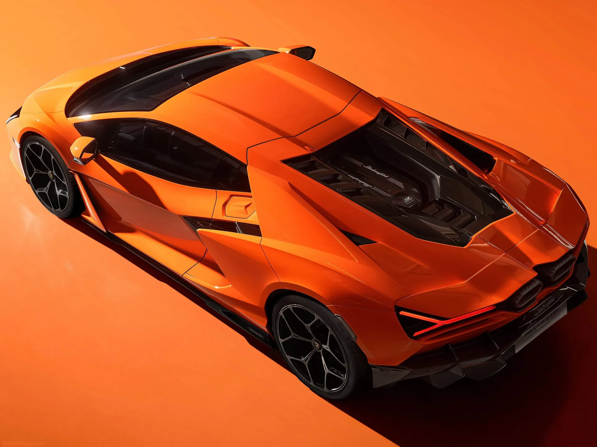 Lamborghini Revuelto (2024) – zadní tříčtvrteční pohled