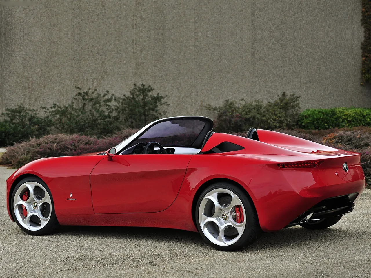 Alfa Romeo 2uettottanta Concept (2010) – zadní tříčtvrteční pohled