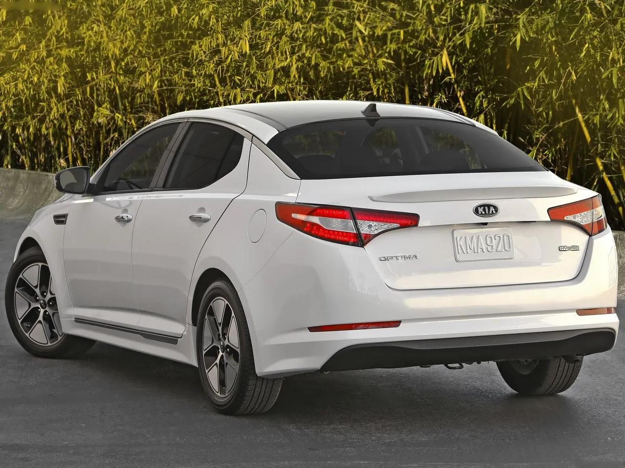 Kia Optima Hybrid (2011) – zadní tříčtvrteční pohled