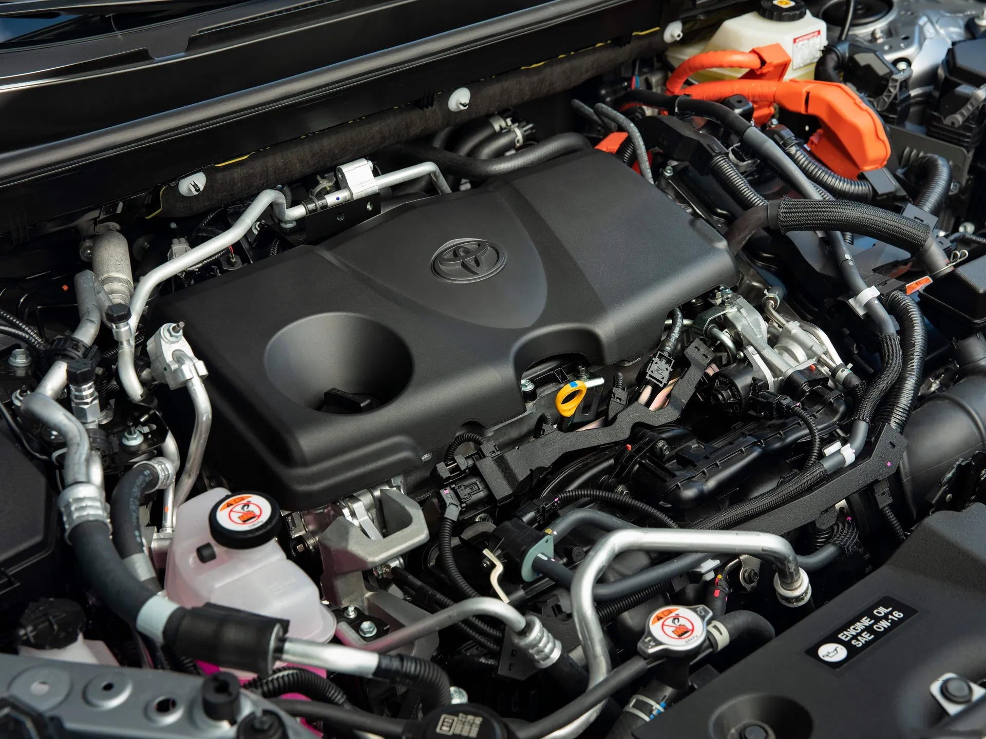 Toyota RAV4 Prime (2021) – motorový prostor