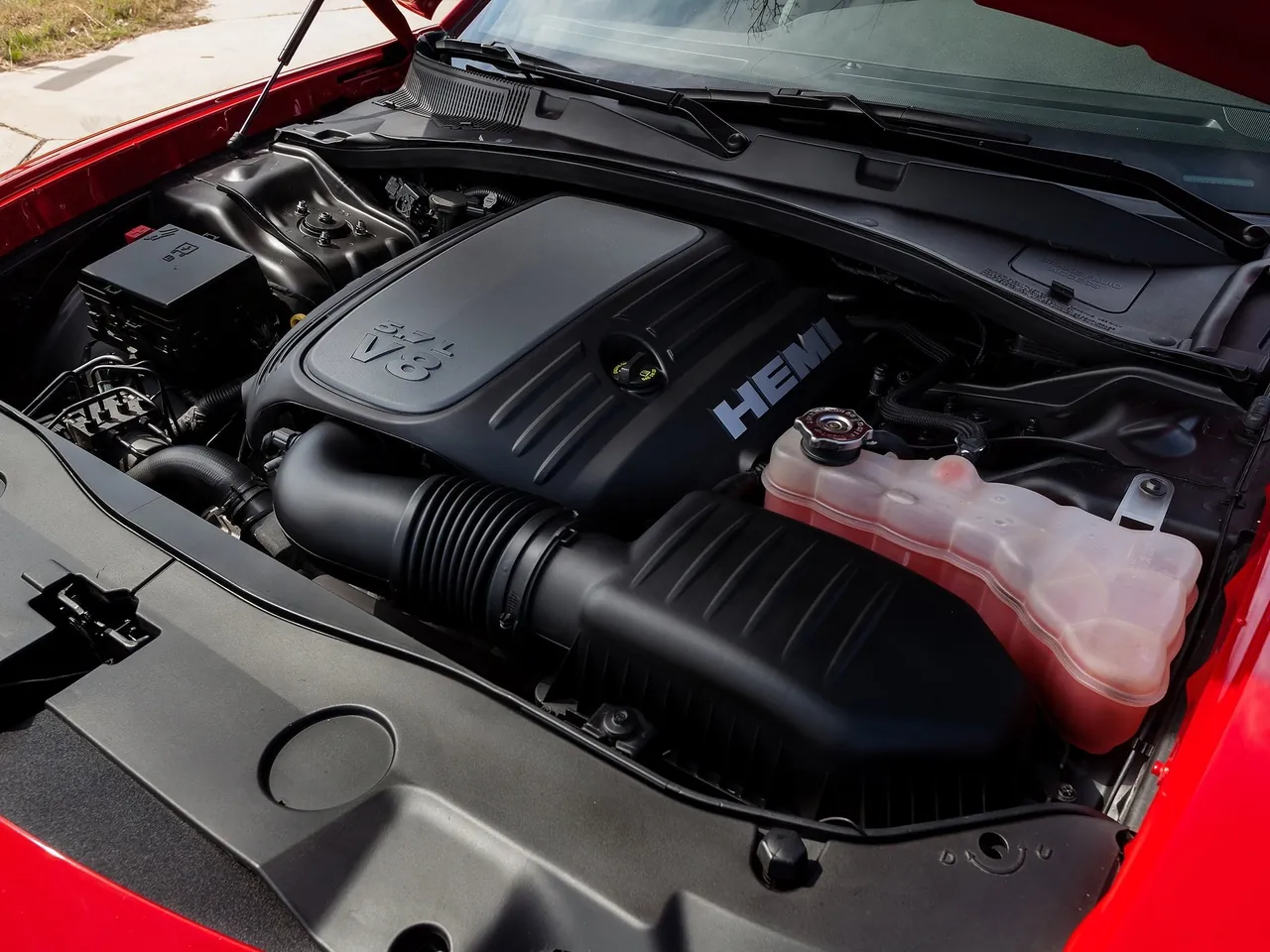 Dodge Charger (2015) – motorový prostor