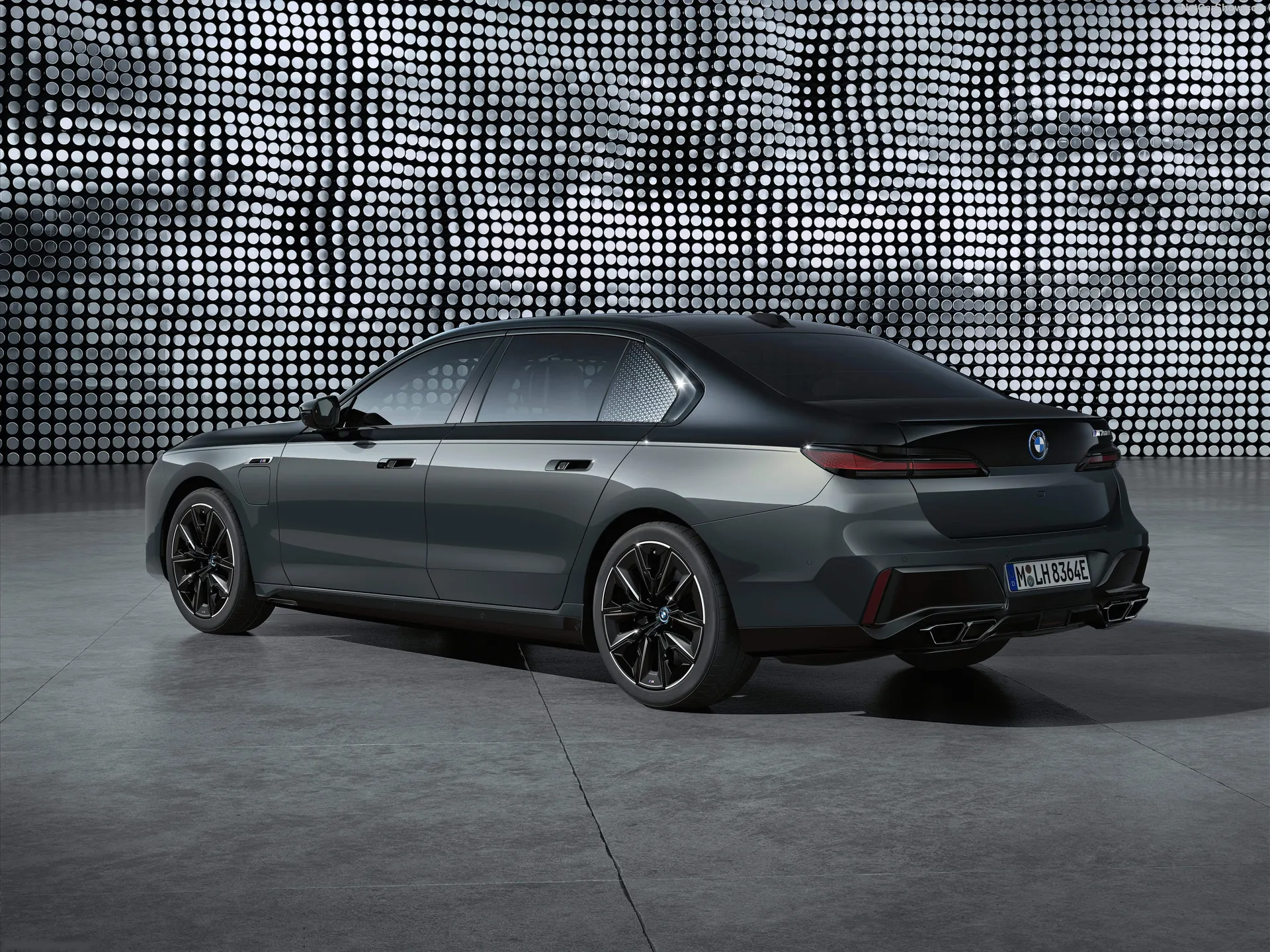 BMW M760e xDrive (2023) – zadní tříčtvrteční pohled