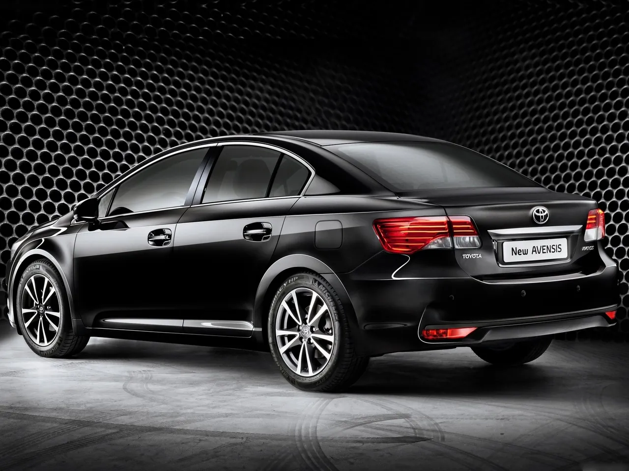 Toyota Avensis (2012) – zadní tříčtvrteční pohled