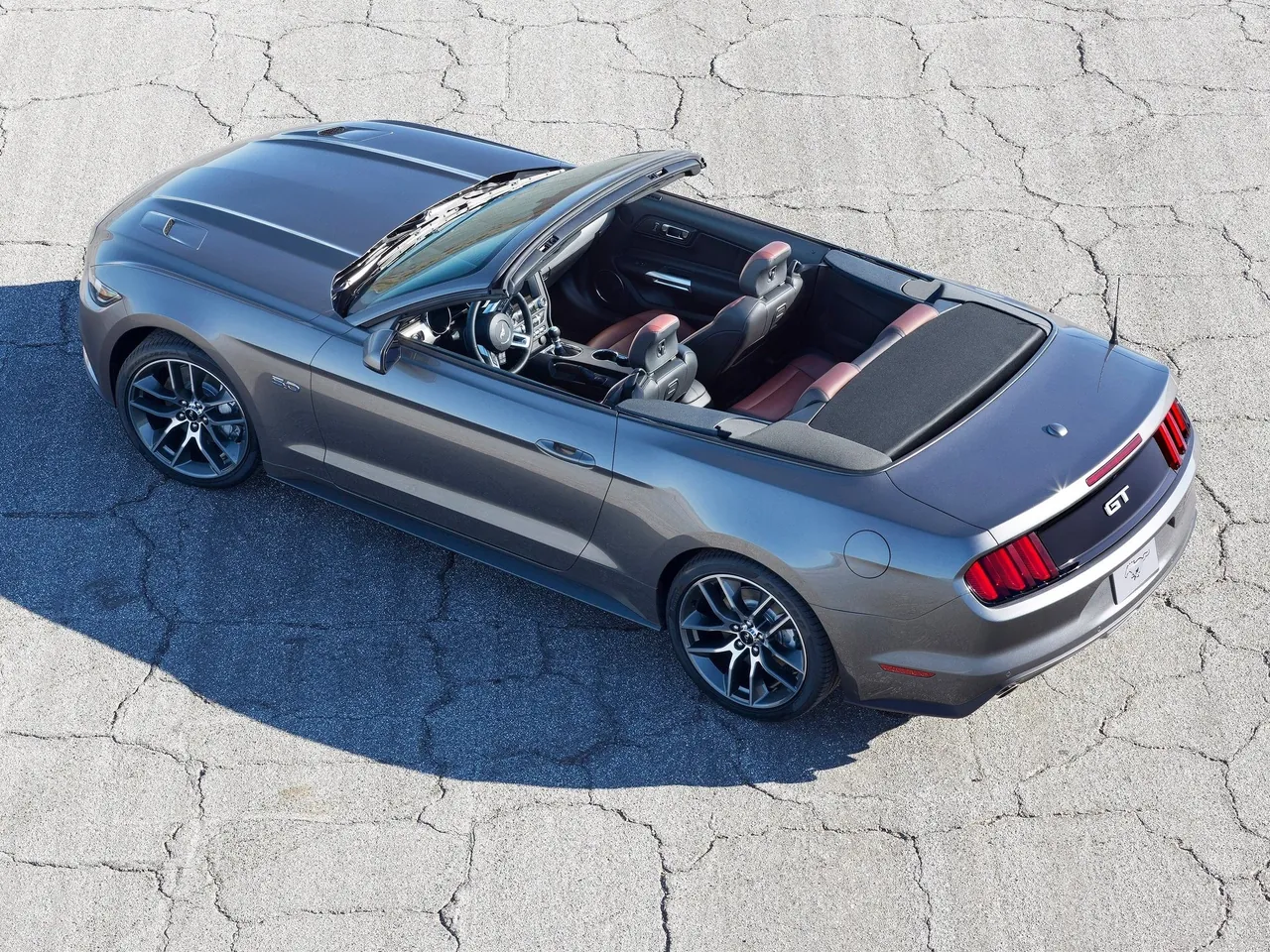 Ford Mustang Convertible (2015) – zadní tříčtvrteční pohled