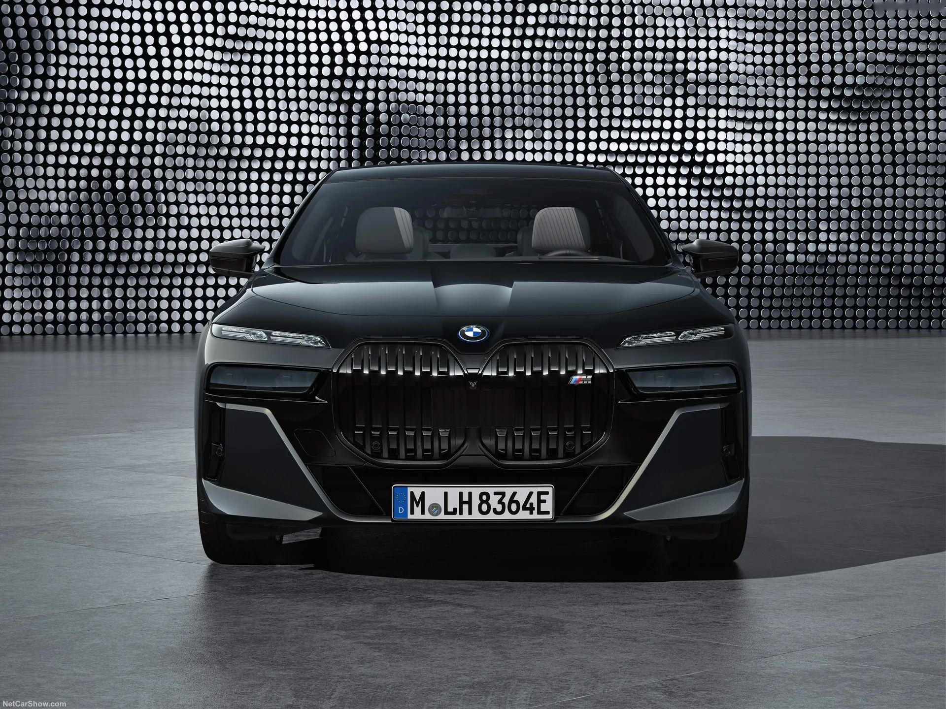 BMW M760e xDrive (2023) – zepředu