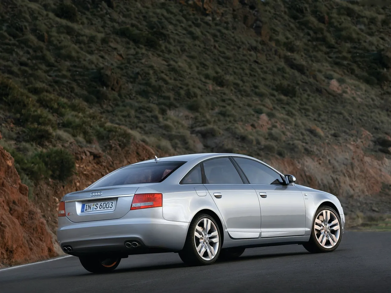 Audi S6 (2006) – zadní tříčtvrteční pohled