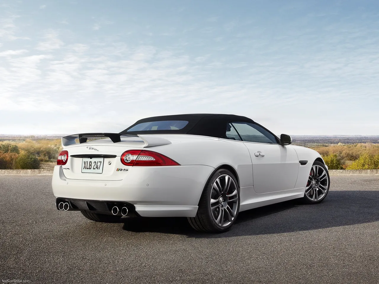 Jaguar XKR-S Convertible (2013) – zadní tříčtvrteční pohled