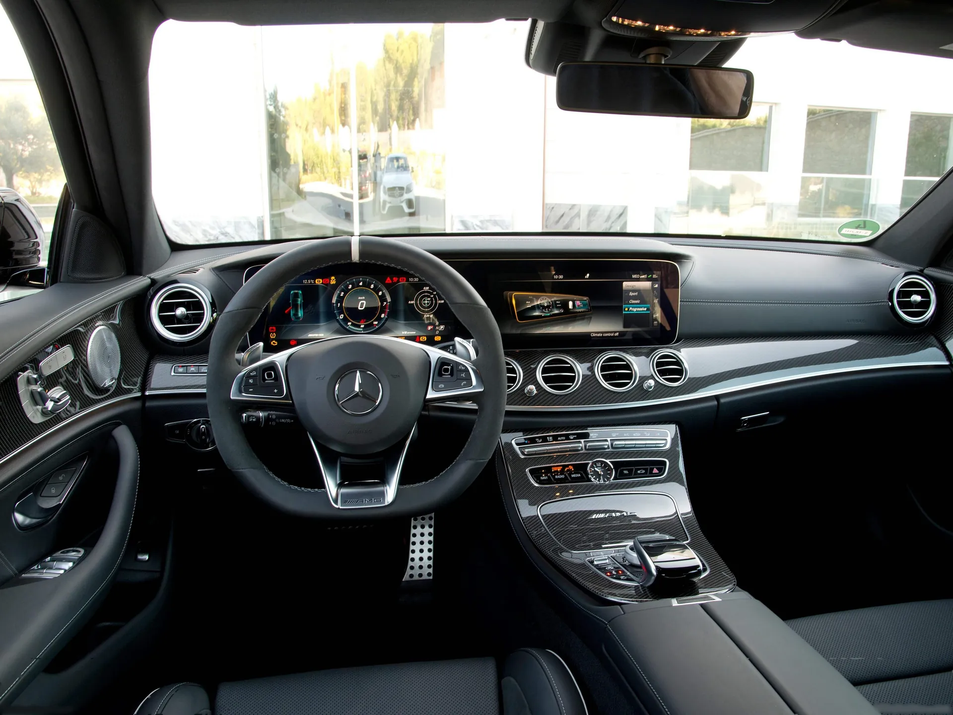 Mercedes-Benz E63 AMG (2017) – interiér