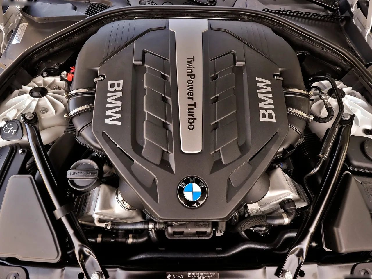 BMW 650i Convertible (2012) – motorový prostor