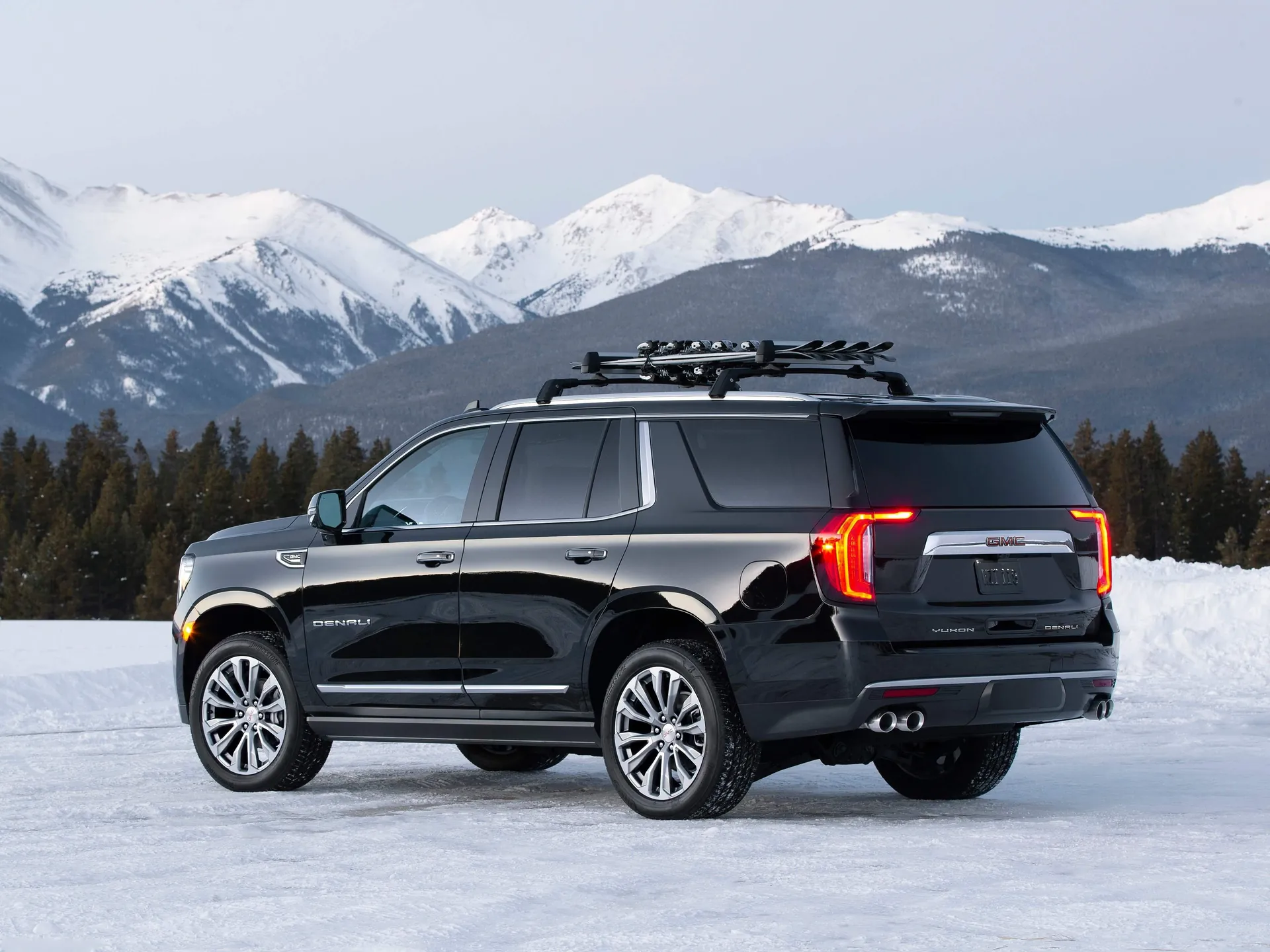 GMC Yukon Denali (2021) – zadní tříčtvrteční pohled