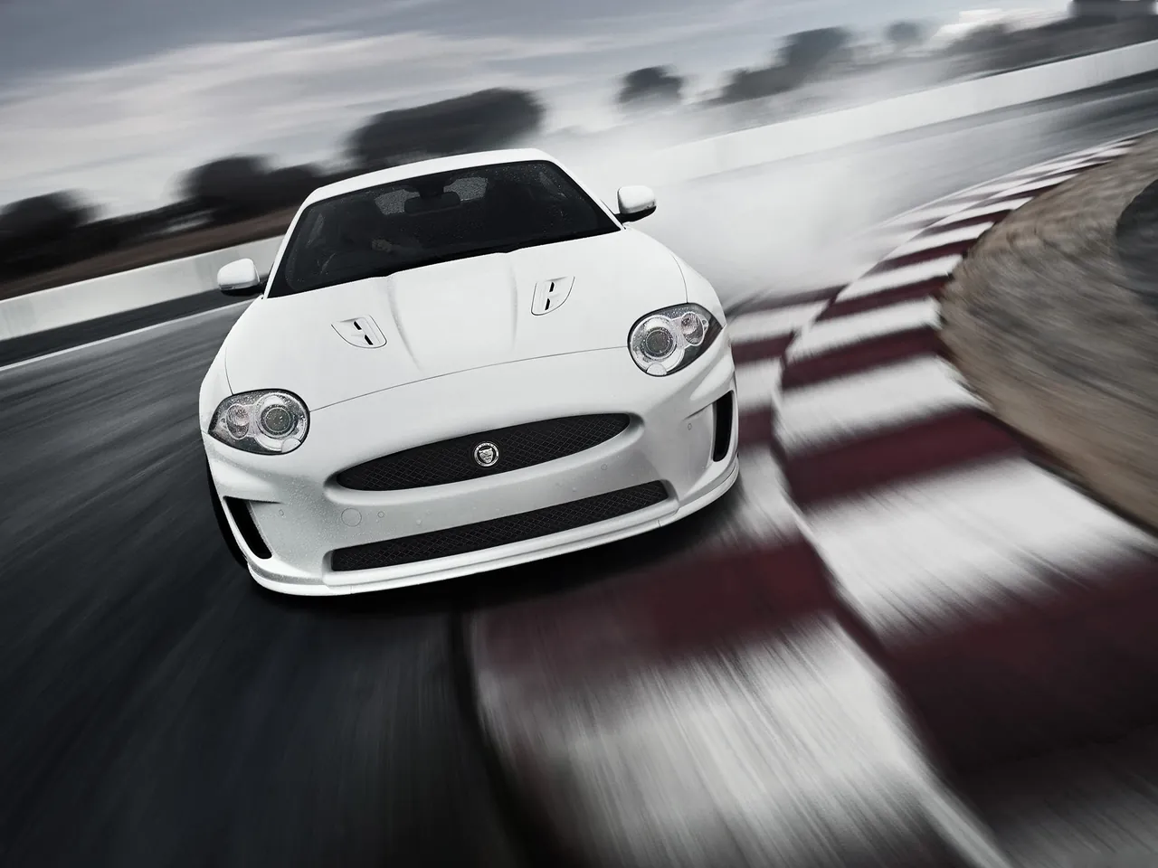 Jaguar XKR (2011) – zepředu
