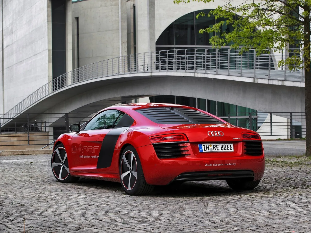 Audi R8 e-tron Concept (2013) – zadní tříčtvrteční pohled