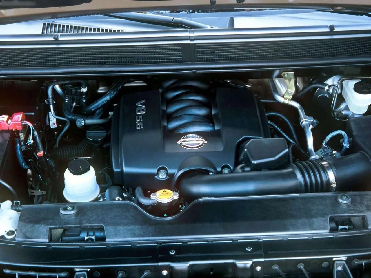Nissan Titan (2004) – motorový prostor