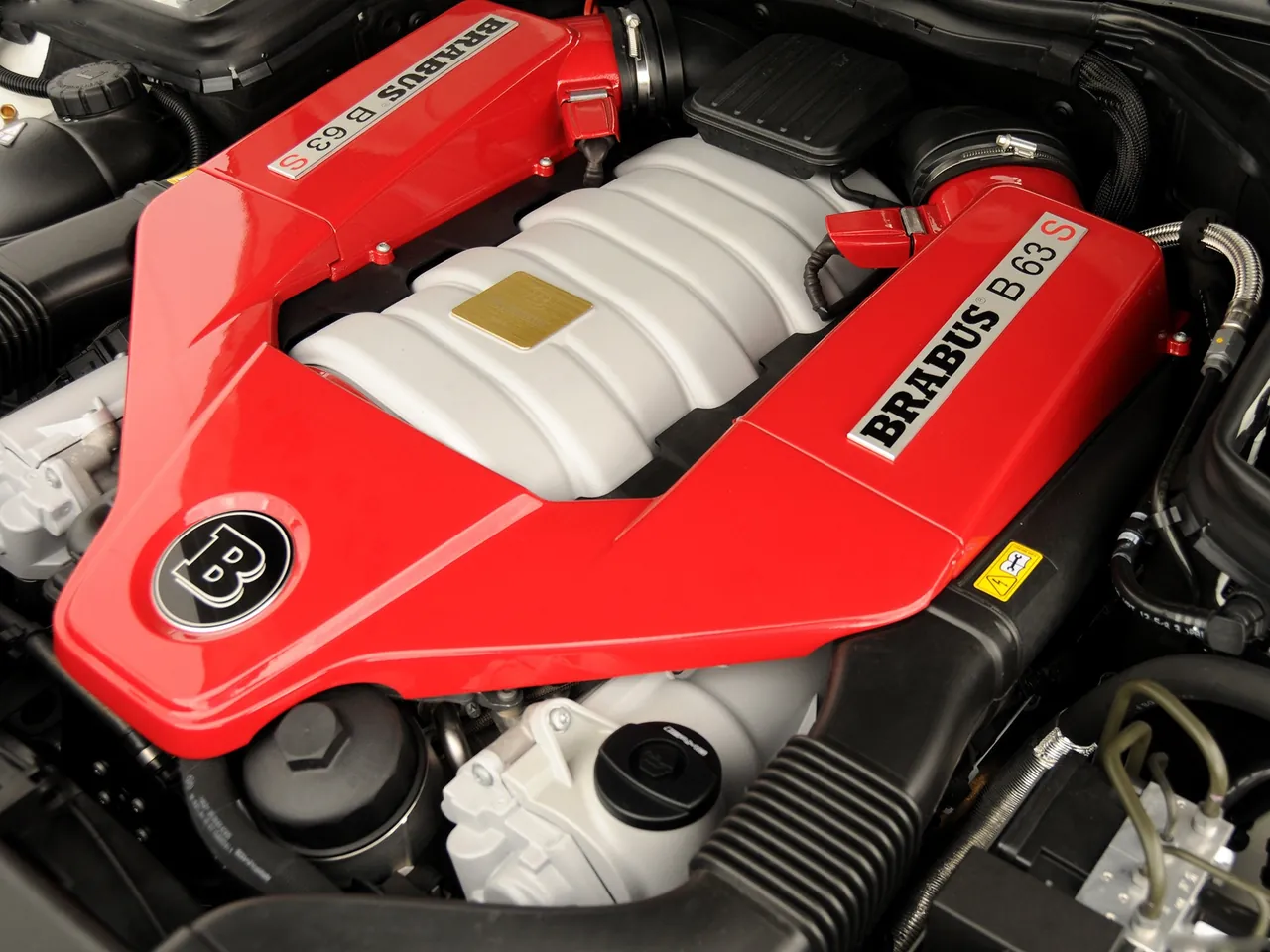 Brabus B63 S (2010) – motorový prostor