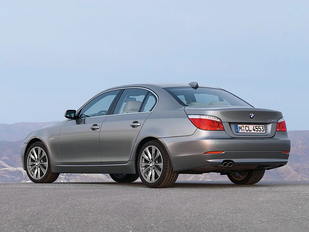BMW 5-Series (2008) – zadní tříčtvrteční pohled