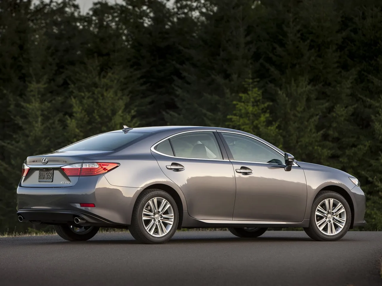 Lexus ES350 (2013) – zadní tříčtvrteční pohled