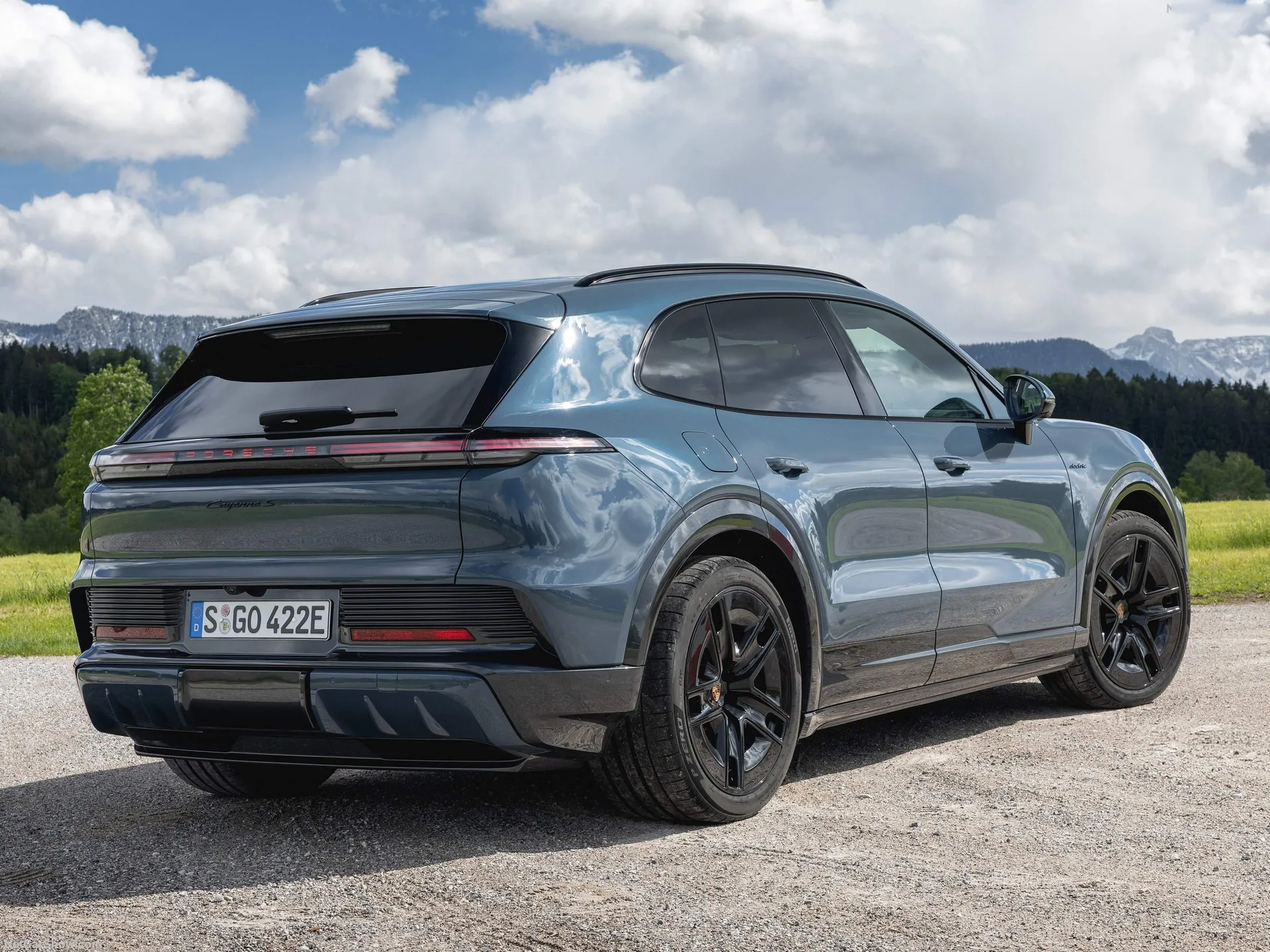 Porsche Cayenne S Electric (2026) – zadní tříčtvrteční pohled