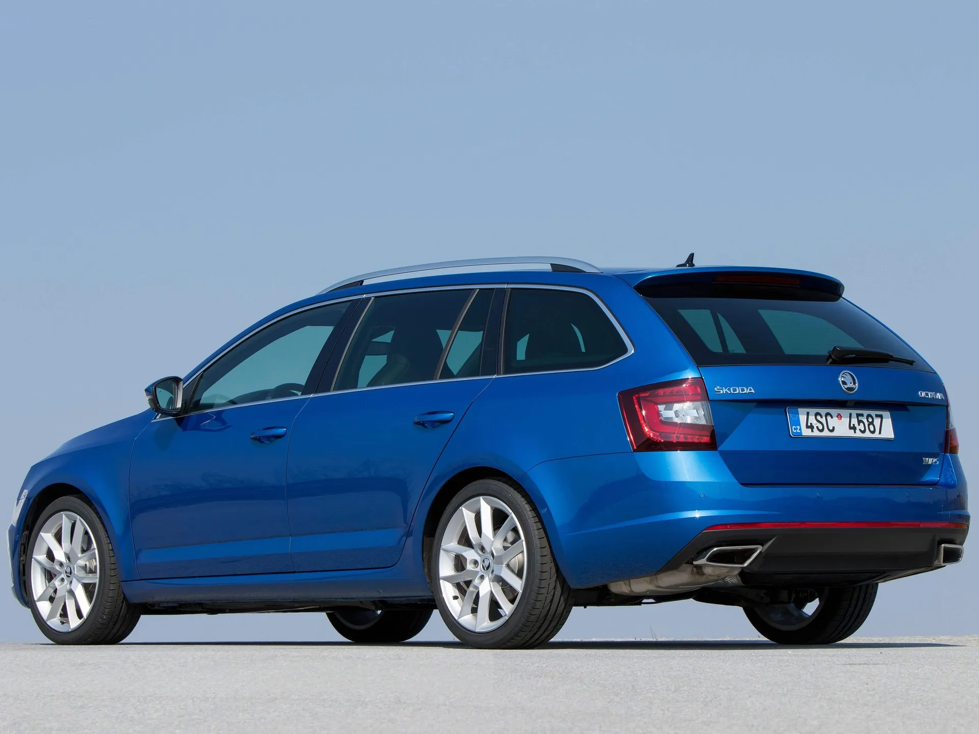 Skoda Octavia Combi RS (2017) – zadní tříčtvrteční pohled