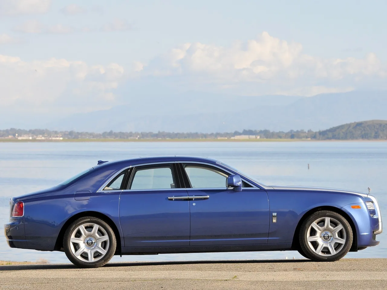 Rolls-Royce Ghost (2010) – boční profil