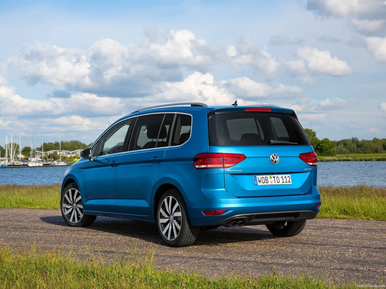 Volkswagen Touran (2016) - Rear Three-Quarter