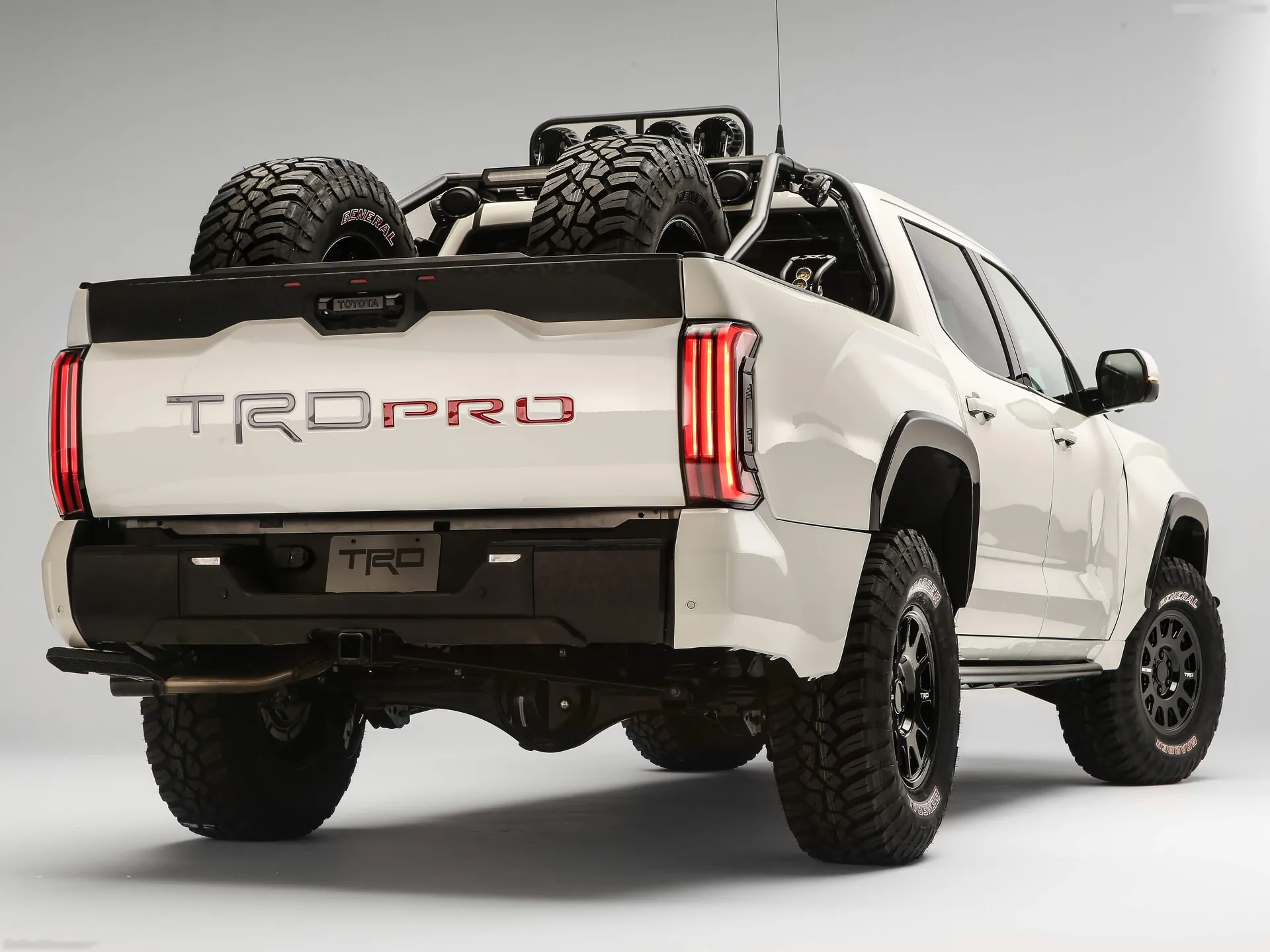 Toyota Tundra TRD Desert Chase SEMA Concept (2021) – zadní tříčtvrteční pohled
