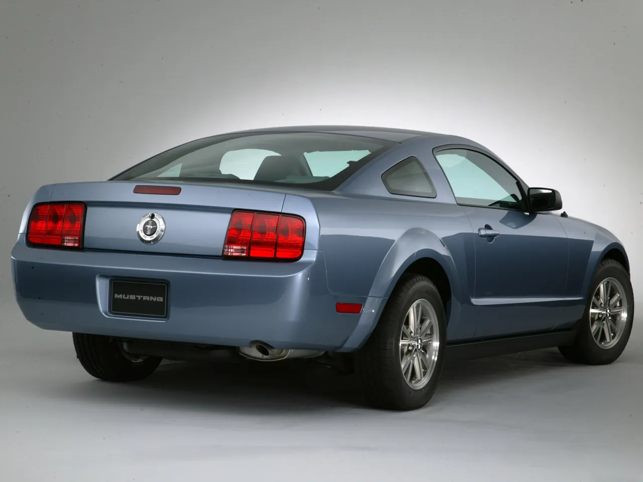 Ford Mustang (2005) – zadní tříčtvrteční pohled