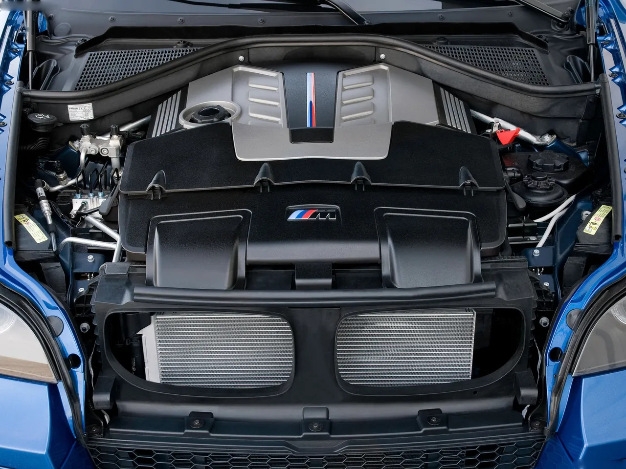 BMW X5 M (2010) – motorový prostor