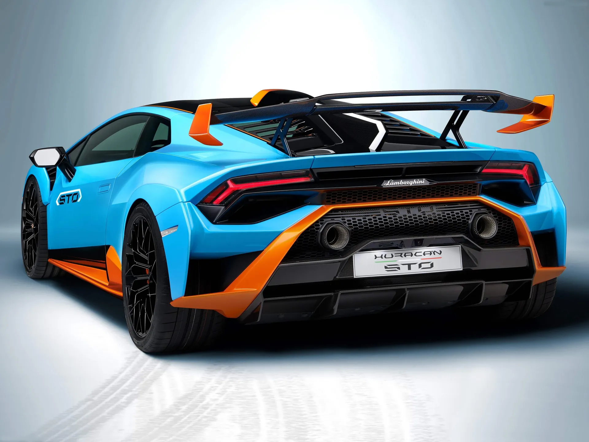 Lamborghini Huracan STO (2021) – zadní tříčtvrteční pohled