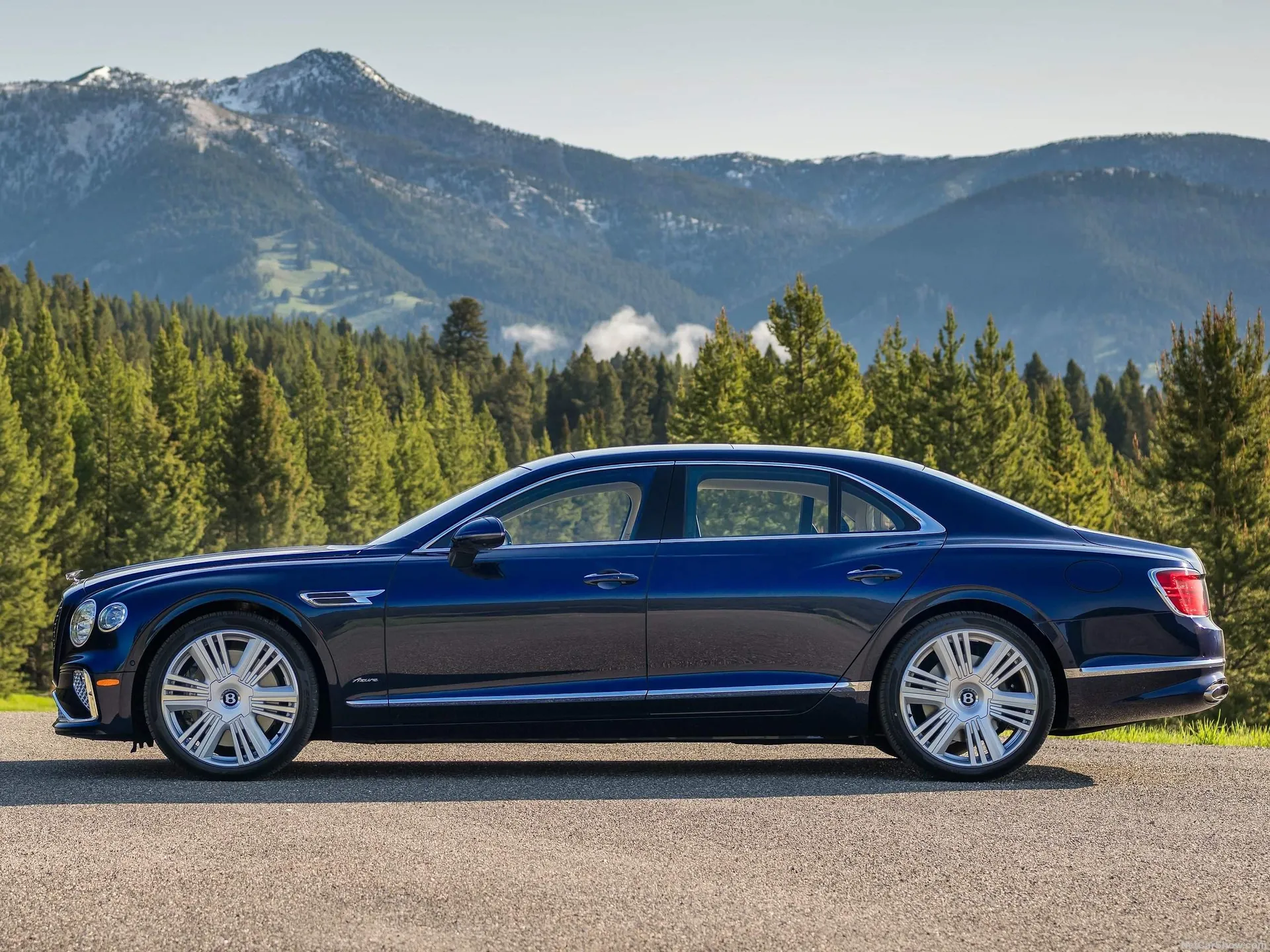 Bentley Flying Spur Azure (2025) – boční profil