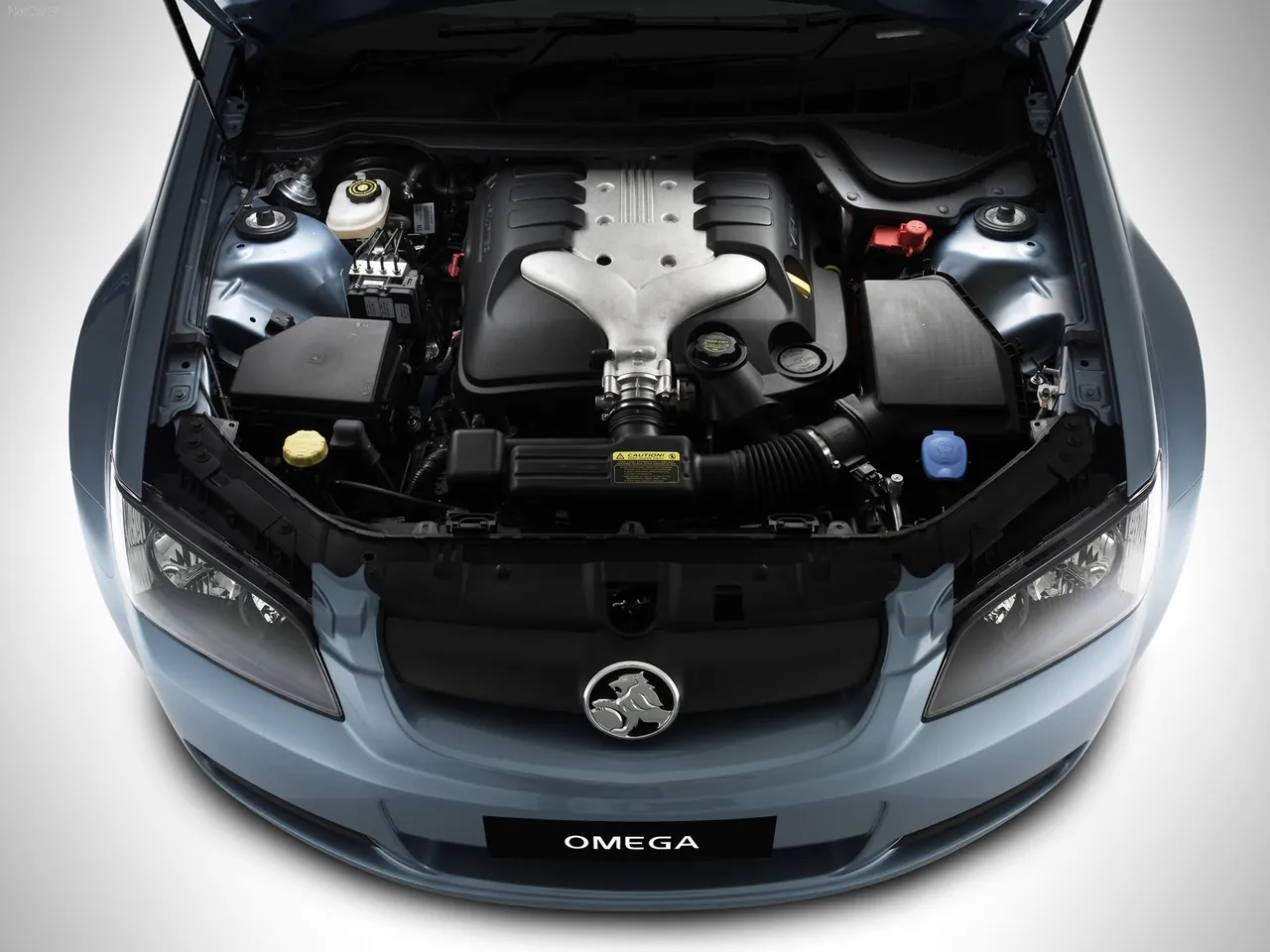Holden VE Commodore Omega (2006) – motorový prostor