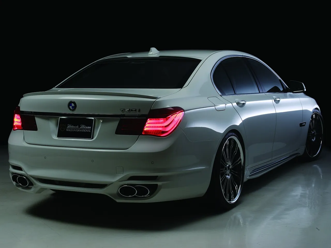 Wald BMW 7-Series F01 Black Bison (2010) – zadní tříčtvrteční pohled