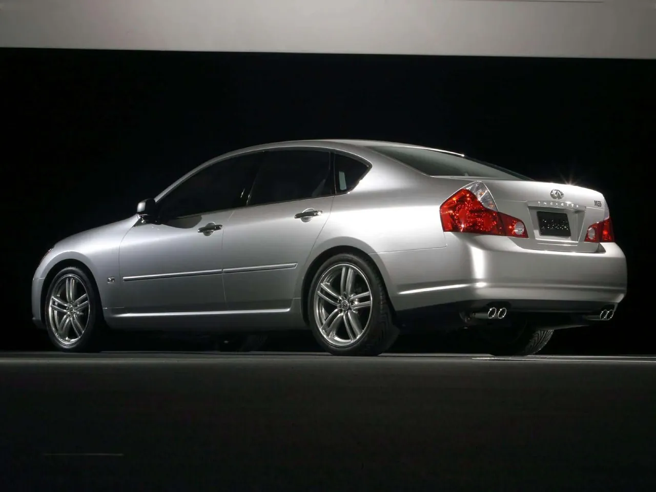 Infiniti M35 (2006) – zadní tříčtvrteční pohled