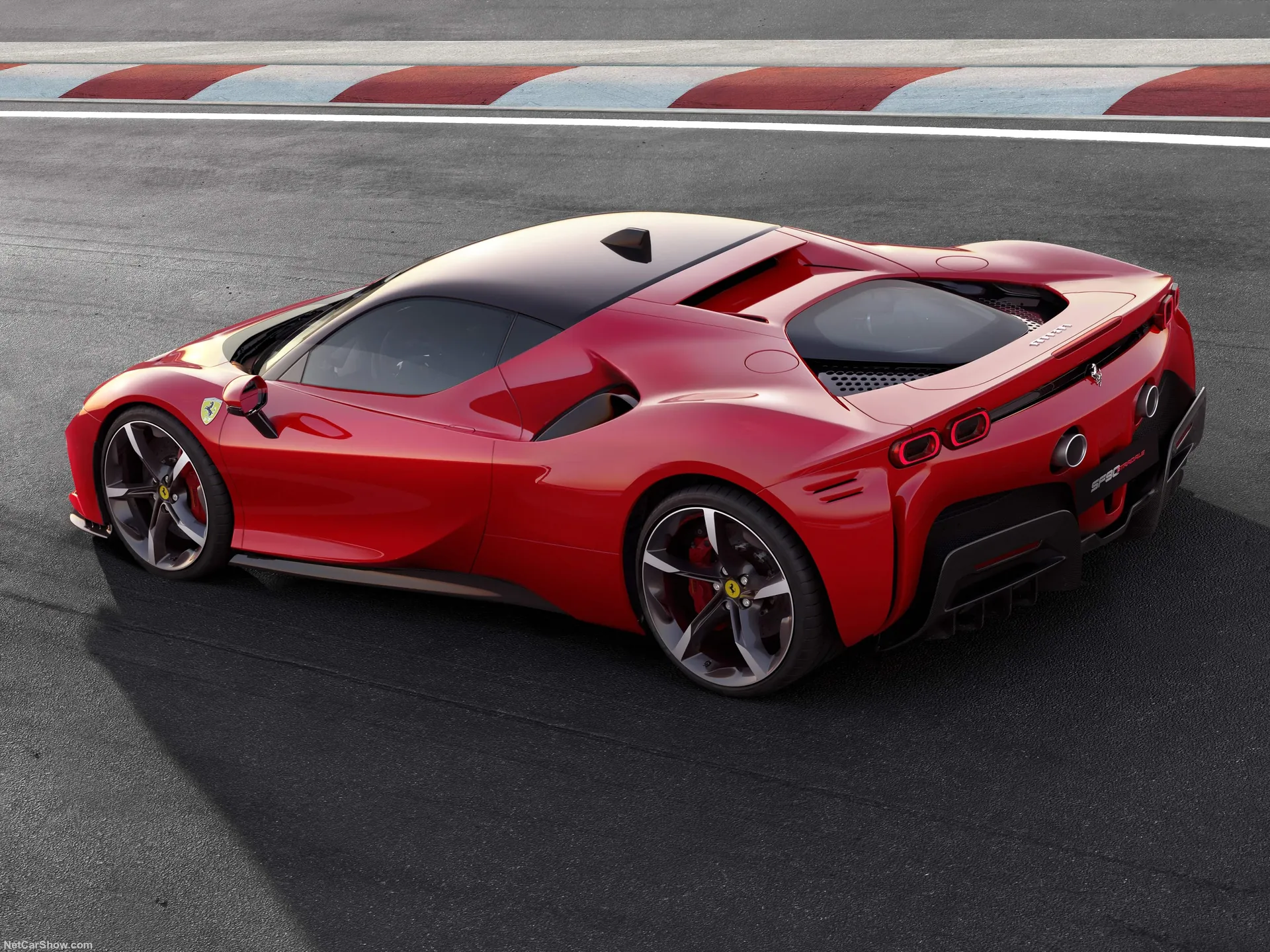 Ferrari SF90 Stradale (2020) – zadní tříčtvrteční pohled