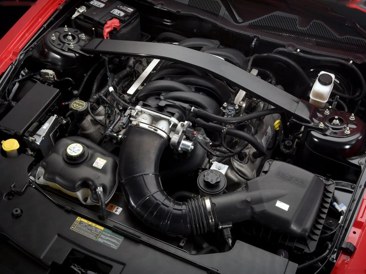 Ford Mustang (2010) – motorový prostor
