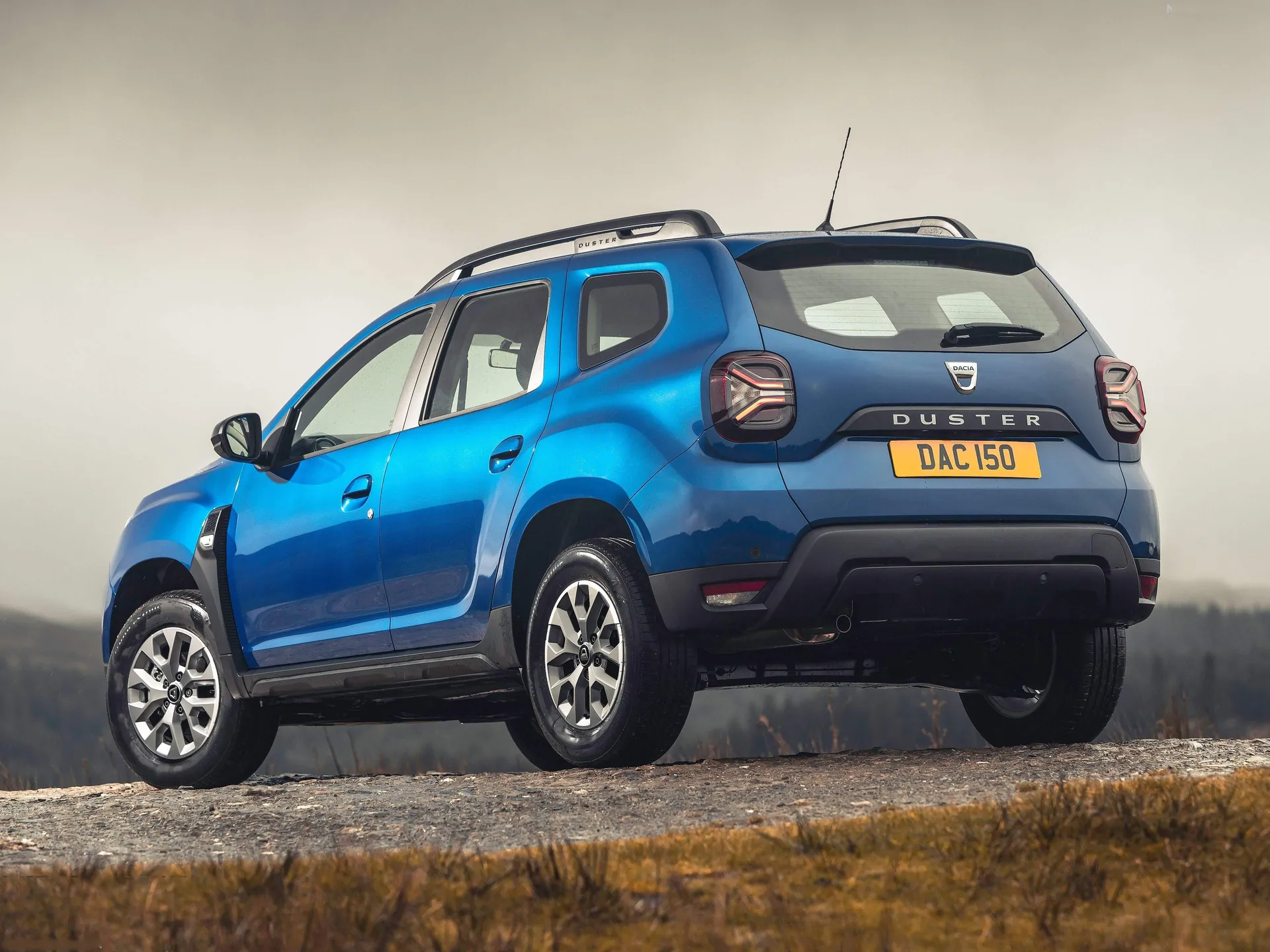 Dacia Duster [UK] (2022) – zadní tříčtvrteční pohled