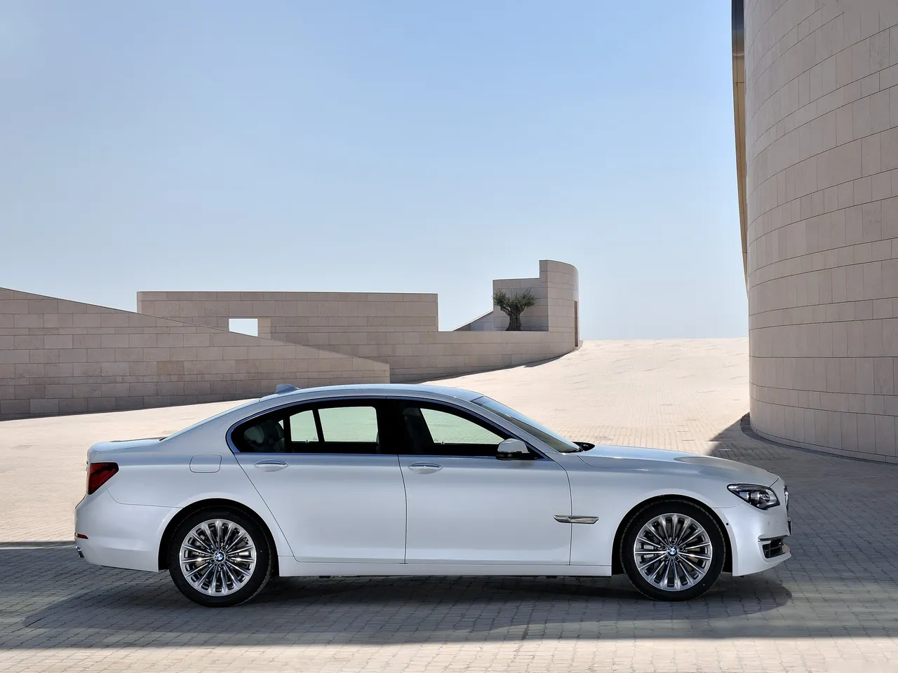 BMW 7-Series (2013) – boční profil