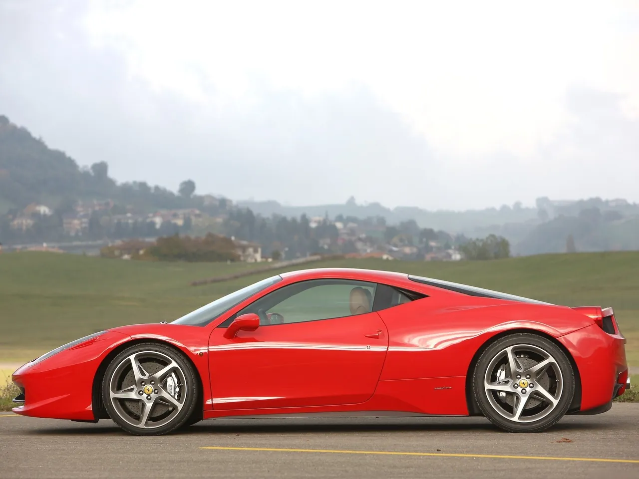 Ferrari 458 Italia (2011) – boční profil