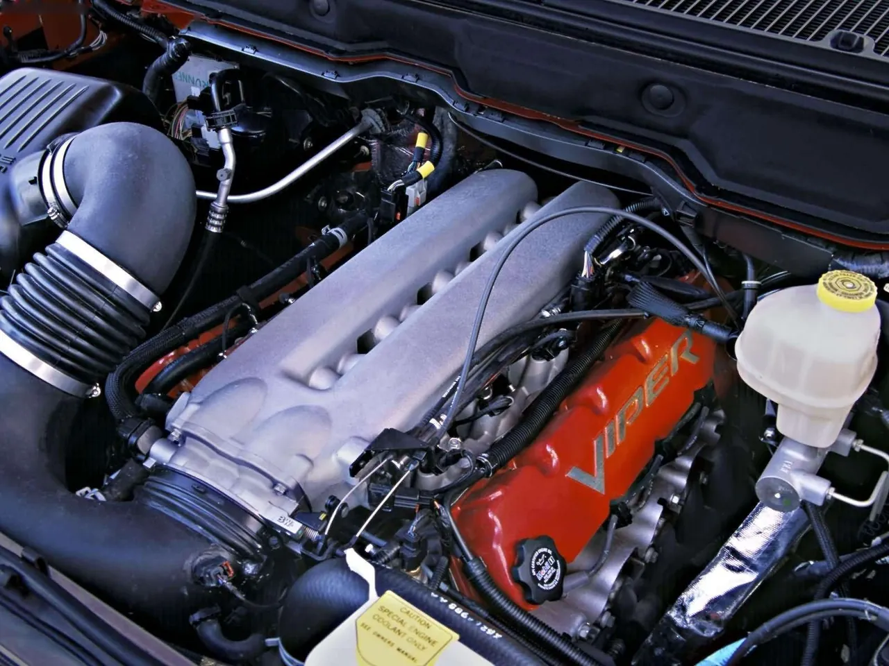 Dodge Ram SRT10 (2004) – motorový prostor