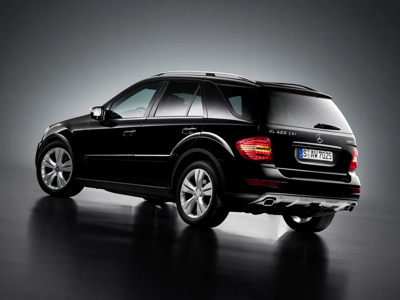 Mercedes-Benz M-Class (2009) - Rear Three-Quarter