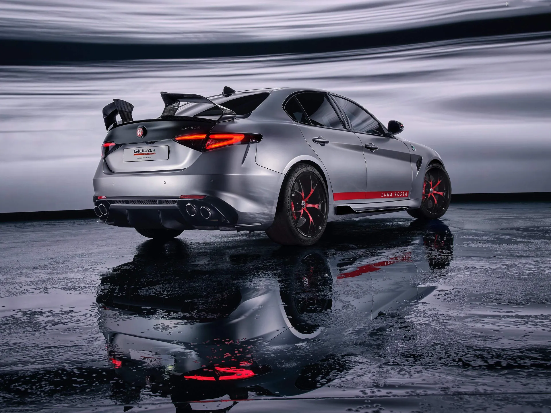 Alfa Romeo Giulia Quadrifoglio Luna Rossa (2026) – zadní tříčtvrteční pohled