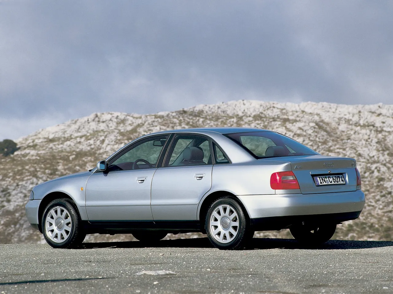 Audi A4 (1998) – zadní tříčtvrteční pohled