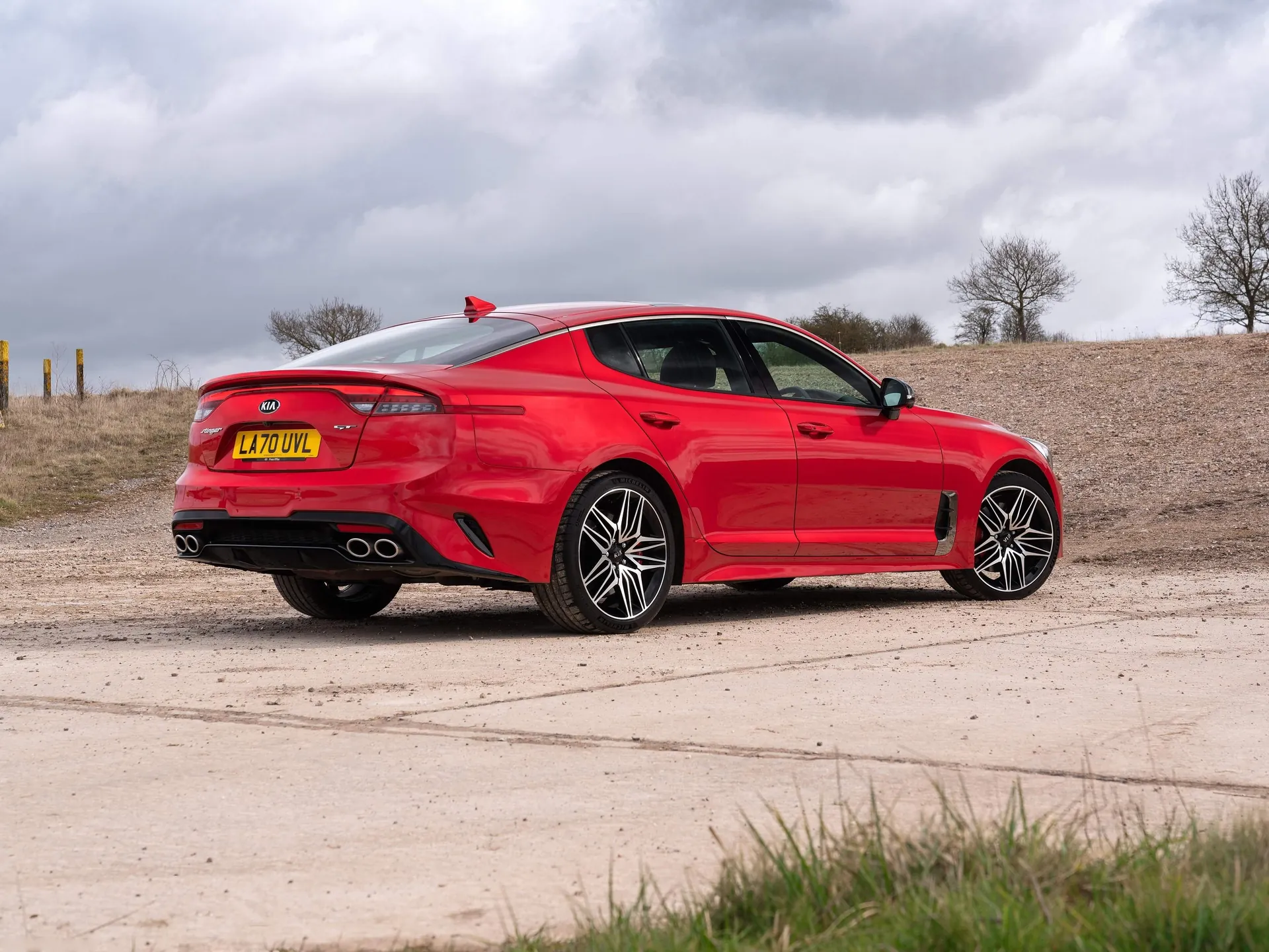Kia Stinger [UK] (2021) – zadní tříčtvrteční pohled