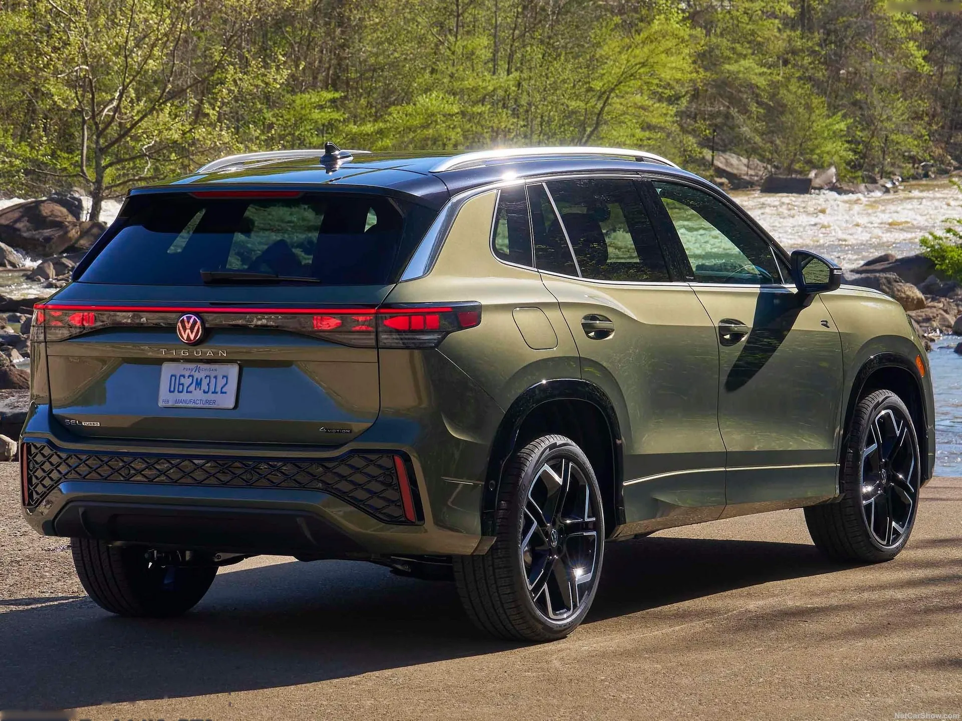 Volkswagen Tiguan SEL R-Line Turbo (2026) – zadní tříčtvrteční pohled