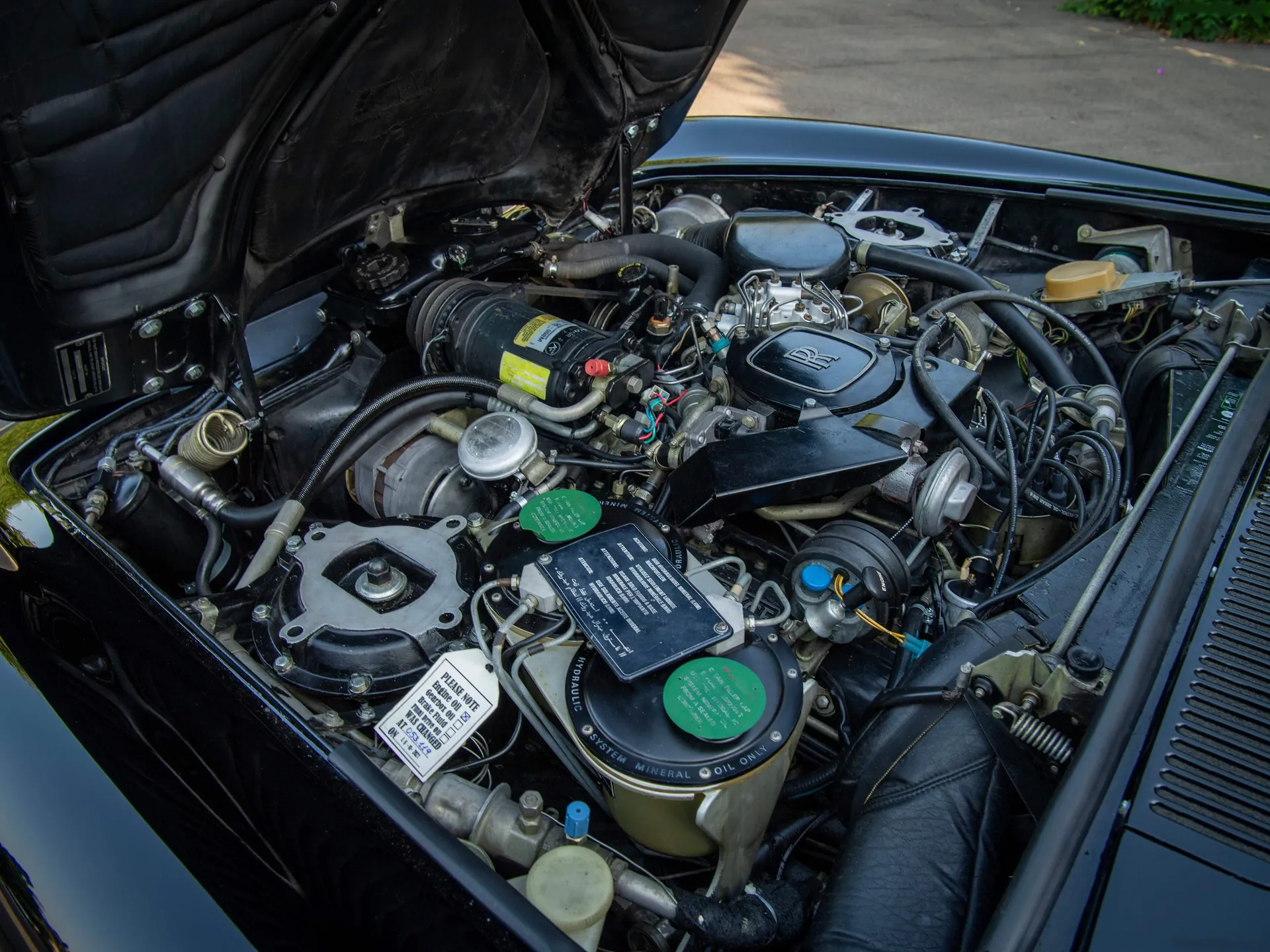 Rolls-Royce Corniche Convertible (1980) – motorový prostor